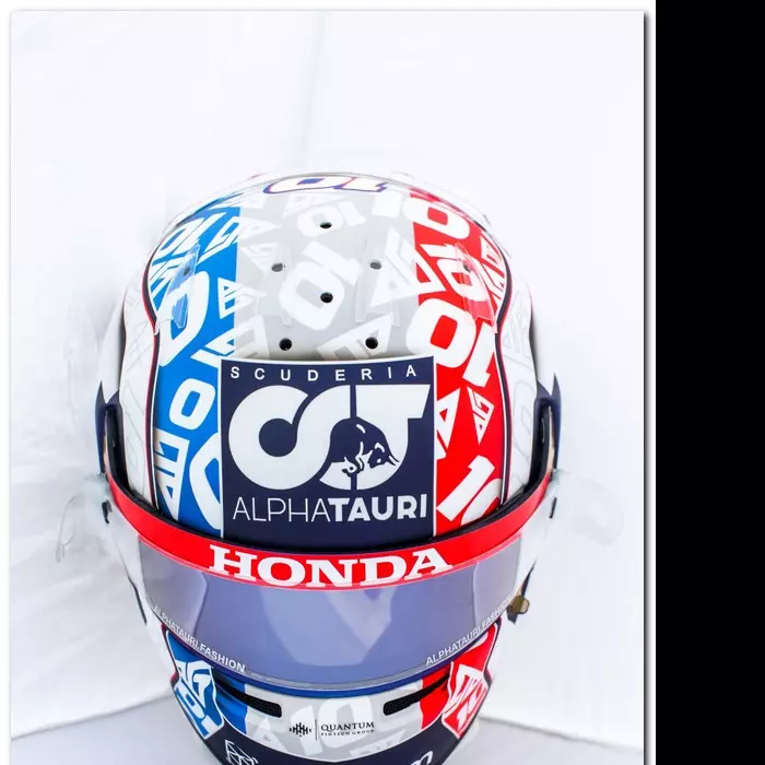 Les casques spéciaux GP de France de Pierre Gasly et Esteban Ocon