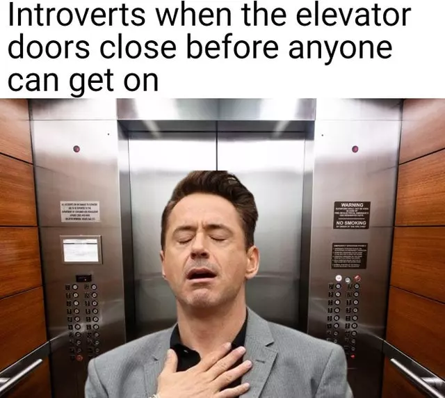 Les introvertis quand la porte de l'ascenseur se ferme